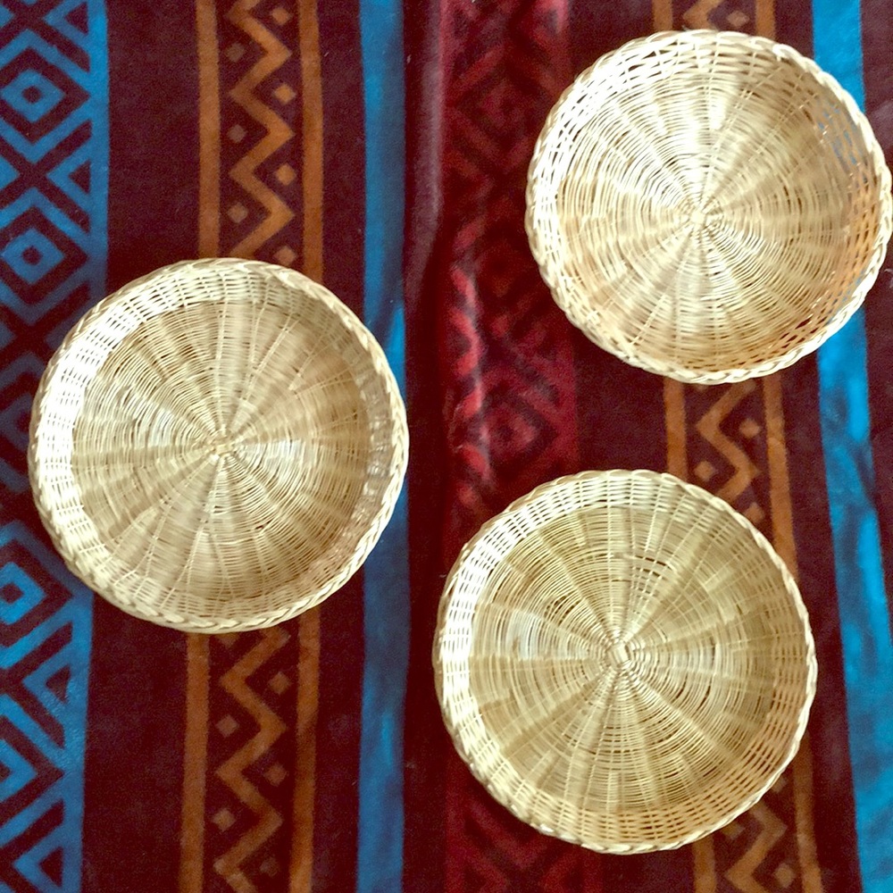 Wicker plate holders